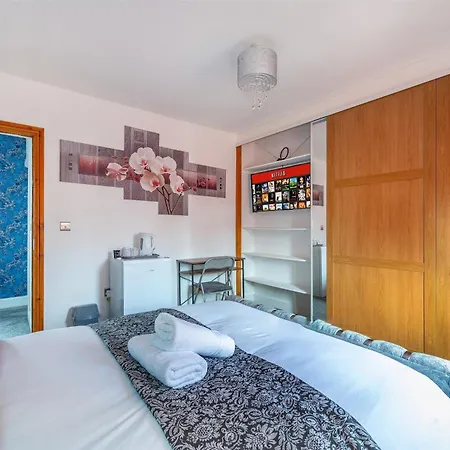 *rc98bl* For Your Relaxed & Cosy + Free Parking + Free Fast Wifi * * Leeds